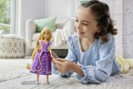 DISNEY PRINCESS dainuojanti lėlė auksaplaukė Rapunzel anglų kalba, HPD41
