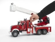 BRUDER 1:16 gaisrinis automobilis MACK Granite su kopėčiomis ir vandens pompa, 02821