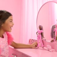 BARBIE Deluxe Fashionistas lėlė rožiniu kostiumėliu, HYV28