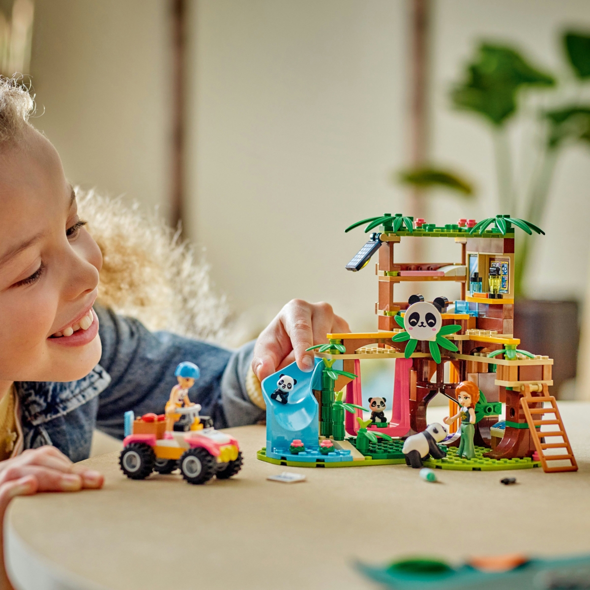 42648 LEGO® Friends Gyvūnų priežiūra pandų prieglaudoje | LEGO Friends
