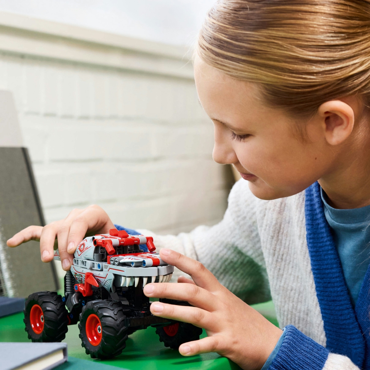 42200 LEGO® Technic Monster Jam™ ThunderROARus™ su spyruokliniu