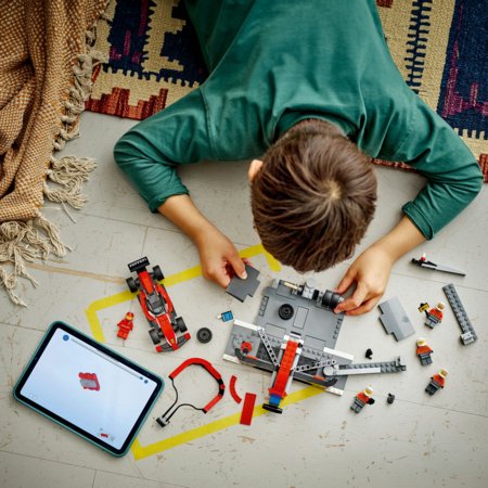 60443 LEGO® City Project Alicia 2025 F1® remonto punktas, mechanikai ir Ferrari automobilis 