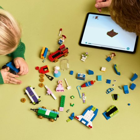 43264 LEGO® Disney™ „Žaislų istorijos“ šventinis traukinys ir RC automobilis 