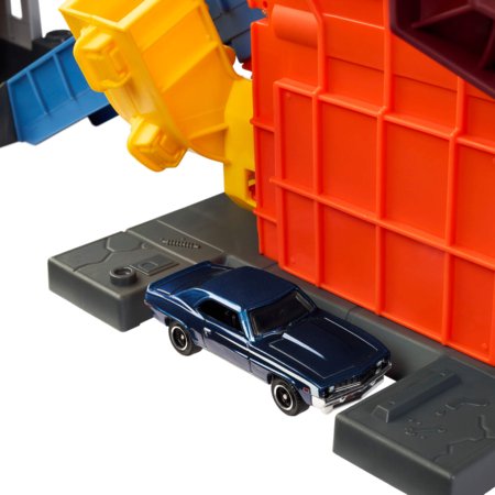 MATCHBOX MOVIE Smalley’s automobilių traiškymo garažas su trasa, JMG56 