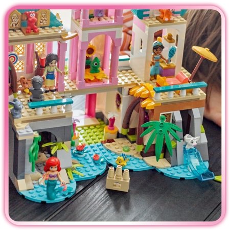 43267 LEGO® Disney Princess™ Princesės pilis ir karališkieji augintiniai 