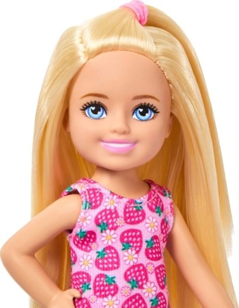 BARBIE Chelsea lėlė su braškių rašto suknele, JFW49 