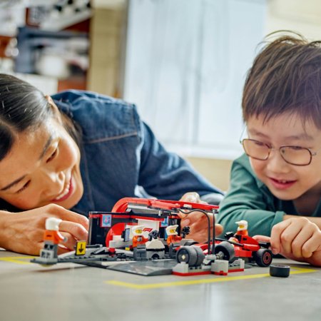 60443 LEGO® City Project Alicia 2025 F1® remonto punktas, mechanikai ir Ferrari automobilis 